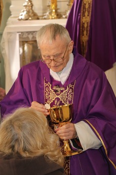 Kardināls Jānis Pujāts ar Svēto Misi Sāpju Dievmātes baznīcā atzīmē 70 darba gadu jubileju 13