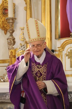 Kardināls Jānis Pujāts ar Svēto Misi Sāpju Dievmātes baznīcā atzīmē 70 darba gadu jubileju 17