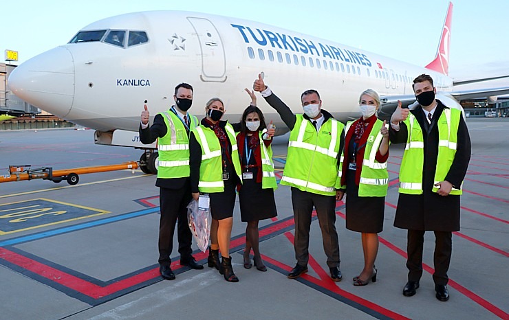 Pēc 375 dienu prombūtnes lidsabiedrības «Turkish Airlines» lidmašīna ir atkal Rīgas lidostā 299160