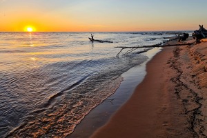 Travelnews.lv pirmo reizi apmeklē Gaujas ietekas labo krastu un Rīgas jūras līča pludmali saulrietā 23
