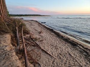 Travelnews.lv pirmo reizi apmeklē Gaujas ietekas labo krastu un Rīgas jūras līča pludmali saulrietā 25