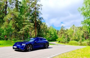 Travelnews.lv ar elektrisko «Porsche Taycan Cross Turismo» dodas Biķernieku sporta trasē un meža bezceļos 2