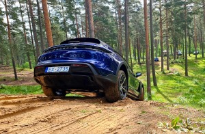 Travelnews.lv ar elektrisko «Porsche Taycan Cross Turismo» dodas Biķernieku sporta trasē un meža bezceļos 9