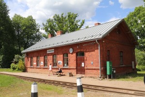 Travelnews.lv Stāmerienas dzelzceļa stacijā sagaida bānīti Gulbene-Alūksne 2