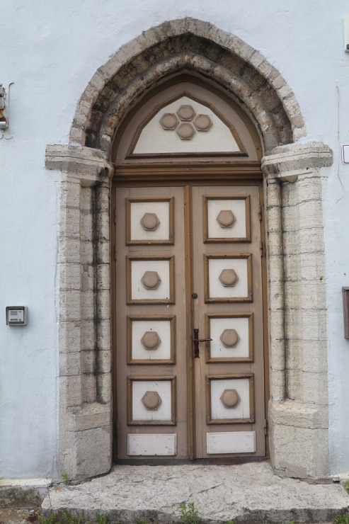 Travelnews.lv apciemo Tallinu un izveido vairāk nekā 50 vecpilsētas durvju kolekciju 302557