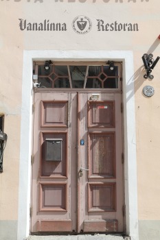 Travelnews.lv apciemo Tallinu un izveido vairāk nekā 50 vecpilsētas durvju kolekciju 16