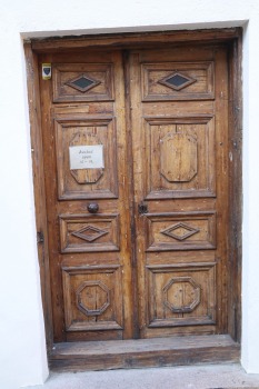 Travelnews.lv apciemo Tallinu un izveido vairāk nekā 50 vecpilsētas durvju kolekciju 45