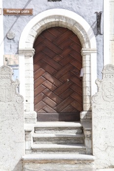 Travelnews.lv apciemo Tallinu un izveido vairāk nekā 50 vecpilsētas durvju kolekciju 7