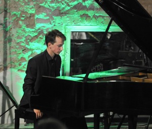 Ar Daumanta Liepiņa solokoncertu tika atklāta Mazās Mežotnes pils koncertsezona 13