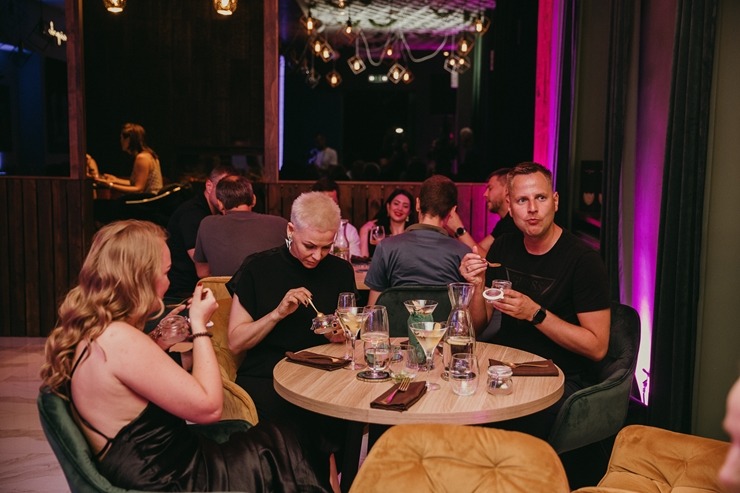 Ar krāšņu ballīti Rīgā tiek atklāts restorāns «Principal» 303983