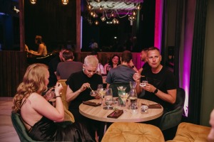 Ar krāšņu ballīti Rīgā tiek atklāts restorāns «Principal» 21