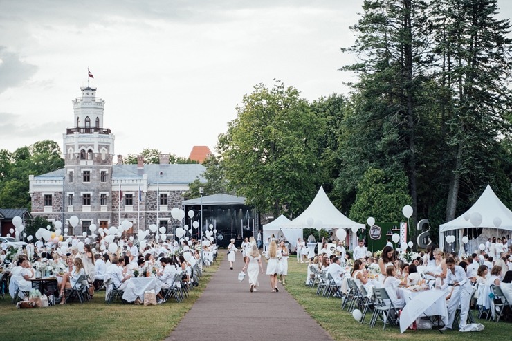 Baltais pikniks šovasar aizvadīts Siguldas pils parkā 304835