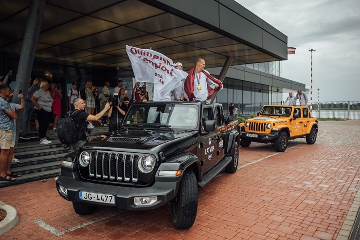 Auto noma «Sixt Latvija» ar eksluzīviem spēkratiem sagaida mājās zelta olimpiešus 304866