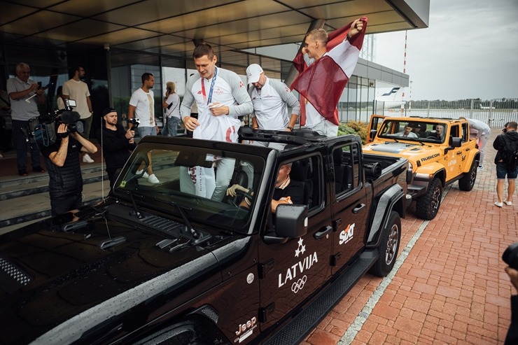 Auto noma «Sixt Latvija» ar eksluzīviem spēkratiem sagaida mājās zelta olimpiešus 304861