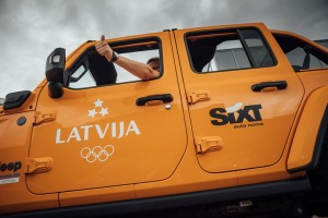 Auto noma «Sixt Latvija» ar eksluzīviem spēkratiem sagaida mājās zelta olimpiešus 1