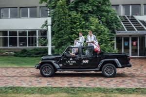 Auto noma «Sixt Latvija» ar eksluzīviem spēkratiem sagaida mājās zelta olimpiešus 12