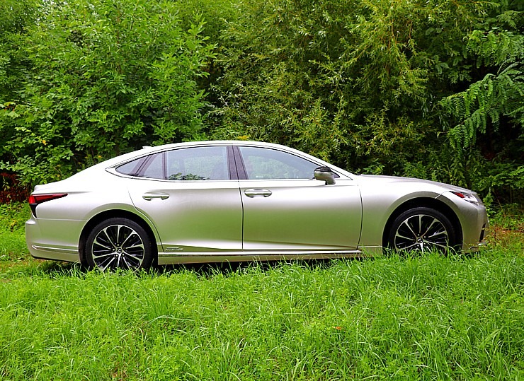 Travelnews.lv apceļo Latviju ar jauno piektās paaudzes «Lexus LS 500h AWD», kas maksā 145 000 eiro Travelnews.lv apceļo Latviju ar jauno piektās paaudzes «Lexus LS 500h AWD», kas maksā 145 000 eiro 305333