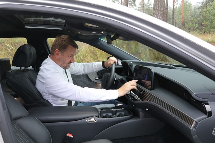 Travelnews.lv apceļo Latviju ar jauno piektās paaudzes «Lexus LS 500h AWD», kas maksā 145 000 eiro Travelnews.lv apceļo Latviju ar jauno piektās paaudzes «Lexus LS 500h AWD», kas maksā 145 000 eiro 305353