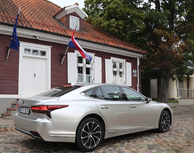 Travelnews.lv apceļo Latviju ar jauno piektās paaudzes «Lexus LS 500h AWD», kas maksā 145 000 eiro Travelnews.lv apceļo Latviju ar jauno piektās paaudzes «Lexus LS 500h AWD», kas maksā 145 000 eiro 305359