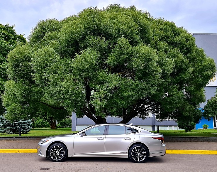 Travelnews.lv apceļo Latviju ar jauno piektās paaudzes «Lexus LS 500h AWD», kas maksā 145 000 eiro Travelnews.lv apceļo Latviju ar jauno piektās paaudzes «Lexus LS 500h AWD», kas maksā 145 000 eiro 305324