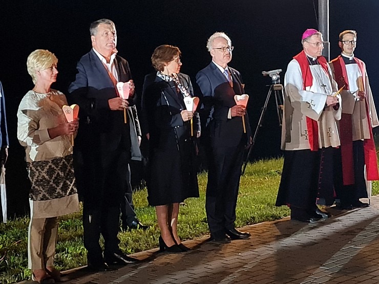 Aglonā Tautas Krusta ceļu kopā ar ticīgajiem iziet Latvijas valsts prezidents Egils Levits 305665
