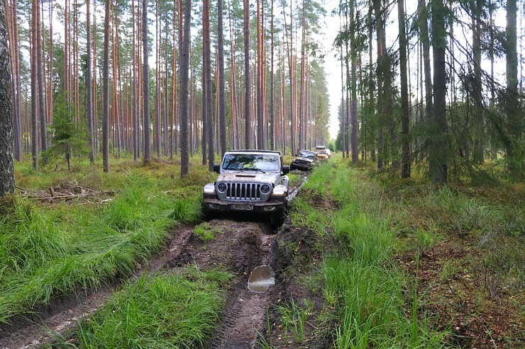 Travelnews.lv kopā ar autodīleri «Autobrava» Latvijas bezceļos izdzen jaunos «Jeep» spēkratus 305712