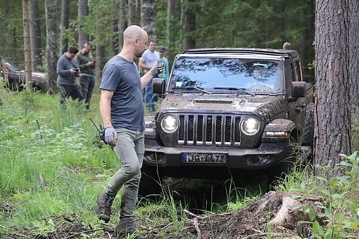 Travelnews.lv kopā ar autodīleri «Autobrava» Latvijas bezceļos izdzen jaunos «Jeep» spēkratus 305715