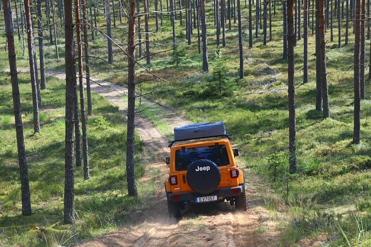 Travelnews.lv kopā ar autodīleri «Autobrava» Latvijas bezceļos izdzen jaunos «Jeep» spēkratus 305718