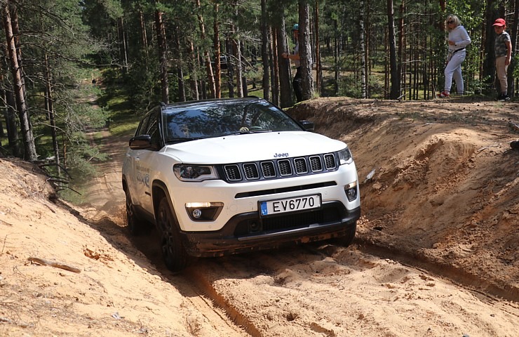 Travelnews.lv kopā ar autodīleri «Autobrava» Latvijas bezceļos izdzen jaunos «Jeep» spēkratus 305722