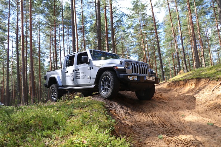 Travelnews.lv kopā ar autodīleri «Autobrava» Latvijas bezceļos izdzen jaunos «Jeep» spēkratus 305704