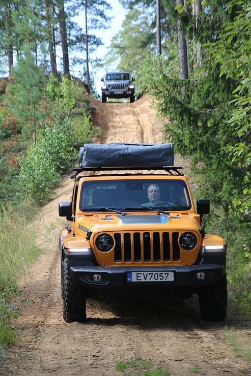 Travelnews.lv kopā ar autodīleri «Autobrava» Latvijas bezceļos izdzen jaunos «Jeep» spēkratus 305705