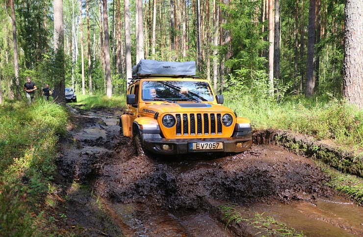 Travelnews.lv kopā ar autodīleri «Autobrava» Latvijas bezceļos izdzen jaunos «Jeep» spēkratus 305707