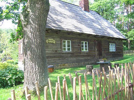 Ievērojamās latviešu rakstnieces Annas Brigaderes māja „Sprīdīši”, kuras pasaku tēli ir raduši mājvietu Tērvetes dabas parkā 16459