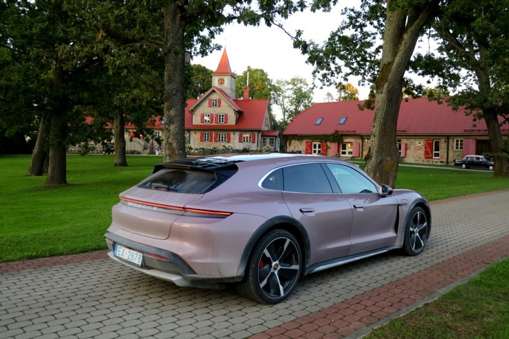 Ar elektrisko «Porsche Taycan 4S Cross Turismo» uz kafijas pauzi apciemojam Rankas muižu 306375