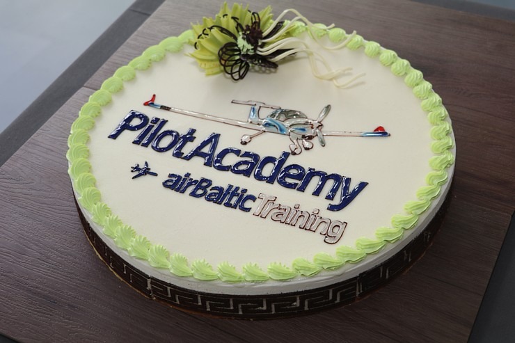 «airBaltic» Pilotu akadēmiju absolvē pieci studenti un viena studente 306988