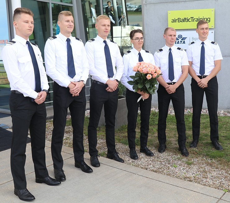«airBaltic» Pilotu akadēmiju absolvē pieci studenti un viena studente 306989