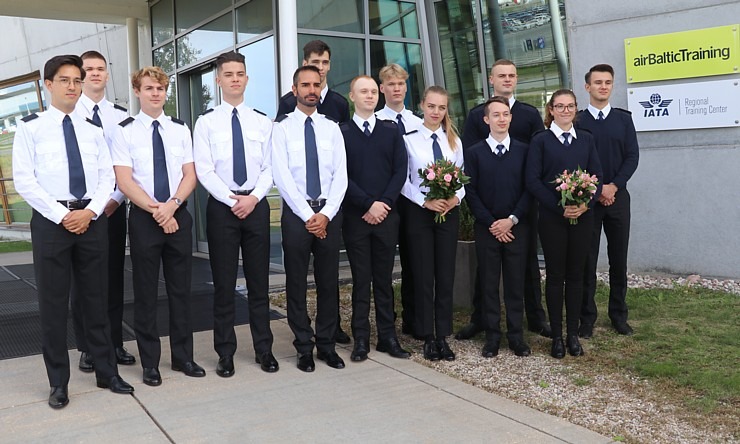 «airBaltic» Pilotu akadēmiju absolvē pieci studenti un viena studente 306990