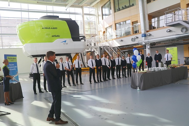 «airBaltic» Pilotu akadēmiju absolvē pieci studenti un viena studente 306993