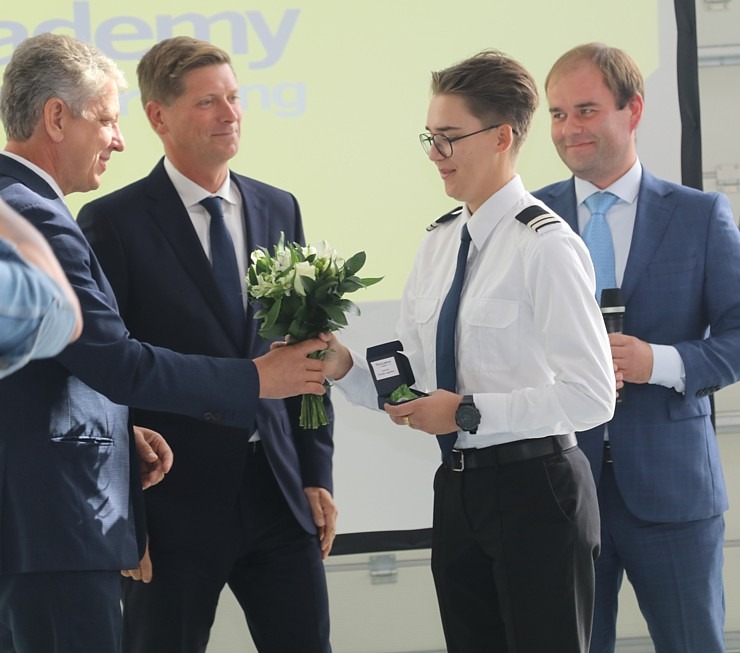 «airBaltic» Pilotu akadēmiju absolvē pieci studenti un viena studente 306995