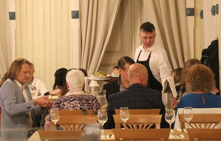 Travelnews.lv izbauda Baltijas jūras zivju ēdienus Kuresāres restorānā «Ku-Kuu» 307434
