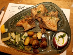 Travelnews.lv izbauda Baltijas jūras zivju ēdienus Kuresāres restorānā «Ku-Kuu» 19