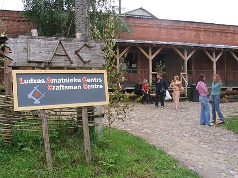 Latvijas un Lietuvas žurnālisti dodas pa amatnieku pēdām INTERREG IIIA projekta SII-050 ietvaros (07.-08.08.2007) Latvijas un Lietuvas žurnālisti dodas pa amatnieku pēdām INTERREG IIIA projekta SII-050 ietvaros (07.-08.08.2007) 16547
