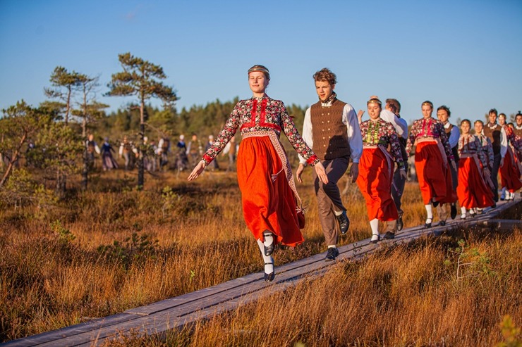 32 deju kolektīvi no dažādiem Latvijas novadiem dejo Lielajā Ķemeru tīrelī. Foto: Artis Veigurs 307904
