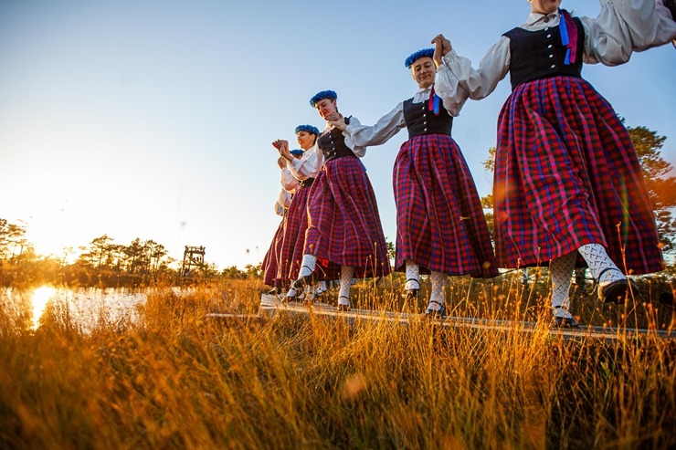 32 deju kolektīvi no dažādiem Latvijas novadiem dejo Lielajā Ķemeru tīrelī. Foto: Artis Veigurs 307907