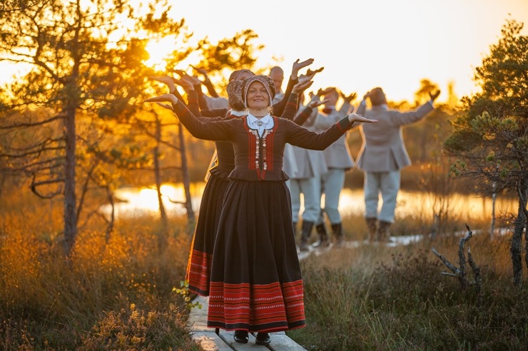 32 deju kolektīvi no dažādiem Latvijas novadiem dejo Lielajā Ķemeru tīrelī. Foto: Artis Veigurs 307909