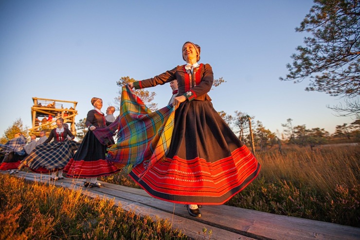 32 deju kolektīvi no dažādiem Latvijas novadiem dejo Lielajā Ķemeru tīrelī. Foto: Artis Veigurs 307911