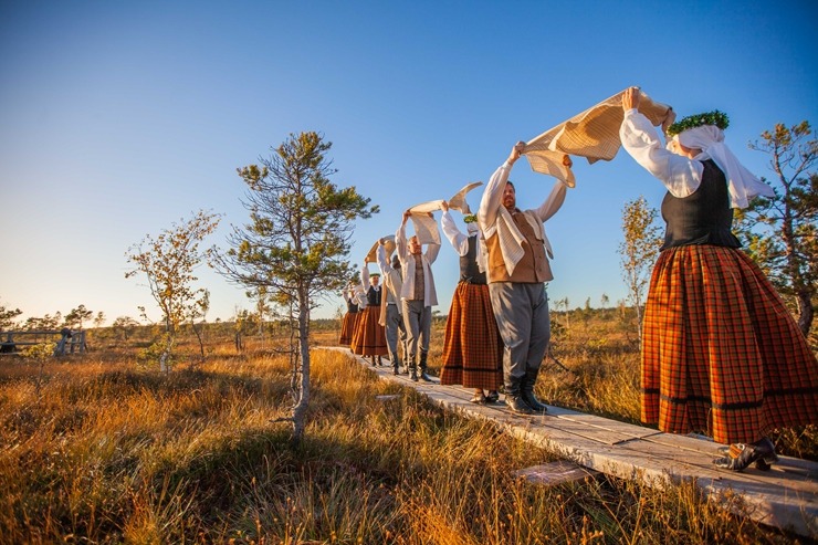 32 deju kolektīvi no dažādiem Latvijas novadiem dejo Lielajā Ķemeru tīrelī. Foto: Artis Veigurs 307918