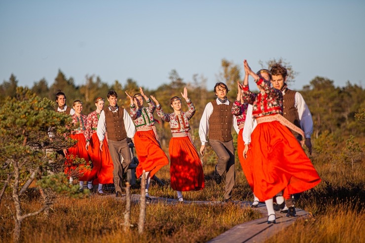 32 deju kolektīvi no dažādiem Latvijas novadiem dejo Lielajā Ķemeru tīrelī. Foto: Artis Veigurs 307923