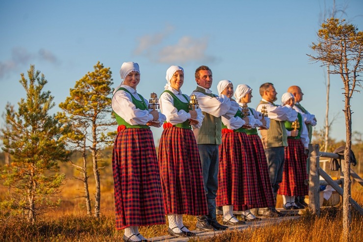 32 deju kolektīvi no dažādiem Latvijas novadiem dejo Lielajā Ķemeru tīrelī. Foto: Artis Veigurs 307924