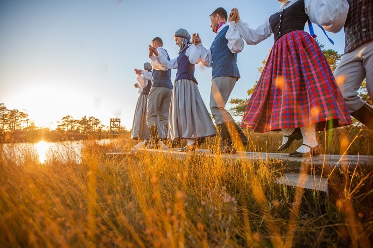 32 deju kolektīvi no dažādiem Latvijas novadiem dejo Lielajā Ķemeru tīrelī. Foto: Artis Veigurs 307899